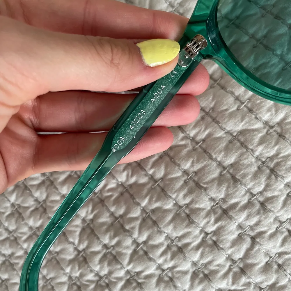 Chimi solglasögon i färgen aqua och modell 003. Har kvar den lilla ”påsen” man ska ha glasögonen i samt glasögon fodralet och förpackningen. . Accessoarer.