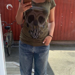 Warp T-shirt S/M - Grön t-shirt med dödskalletryck. Skön tröja som jag knappt använt. Det står storlek 34 men jag skulle säga att den är mellan 36-38.