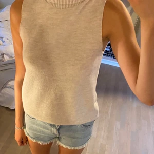 Stickad polotröja - Stickad polo tröja utan ärmar från stradivarius köp direkt för 120kr💕💕