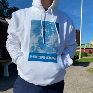 HERON PRESTON HOODIE - Hej! Säljer min Heron Preston Hoodie (storlek s men sitter som m) eftersom att jag fick den i en HEAT-box, värdet av hoodien är 4300:- enligt hemsidan, hoodien är HELT oanvänd och jag har endast på mig den för bilderna! Hör av dig vid intresse! 0707992323