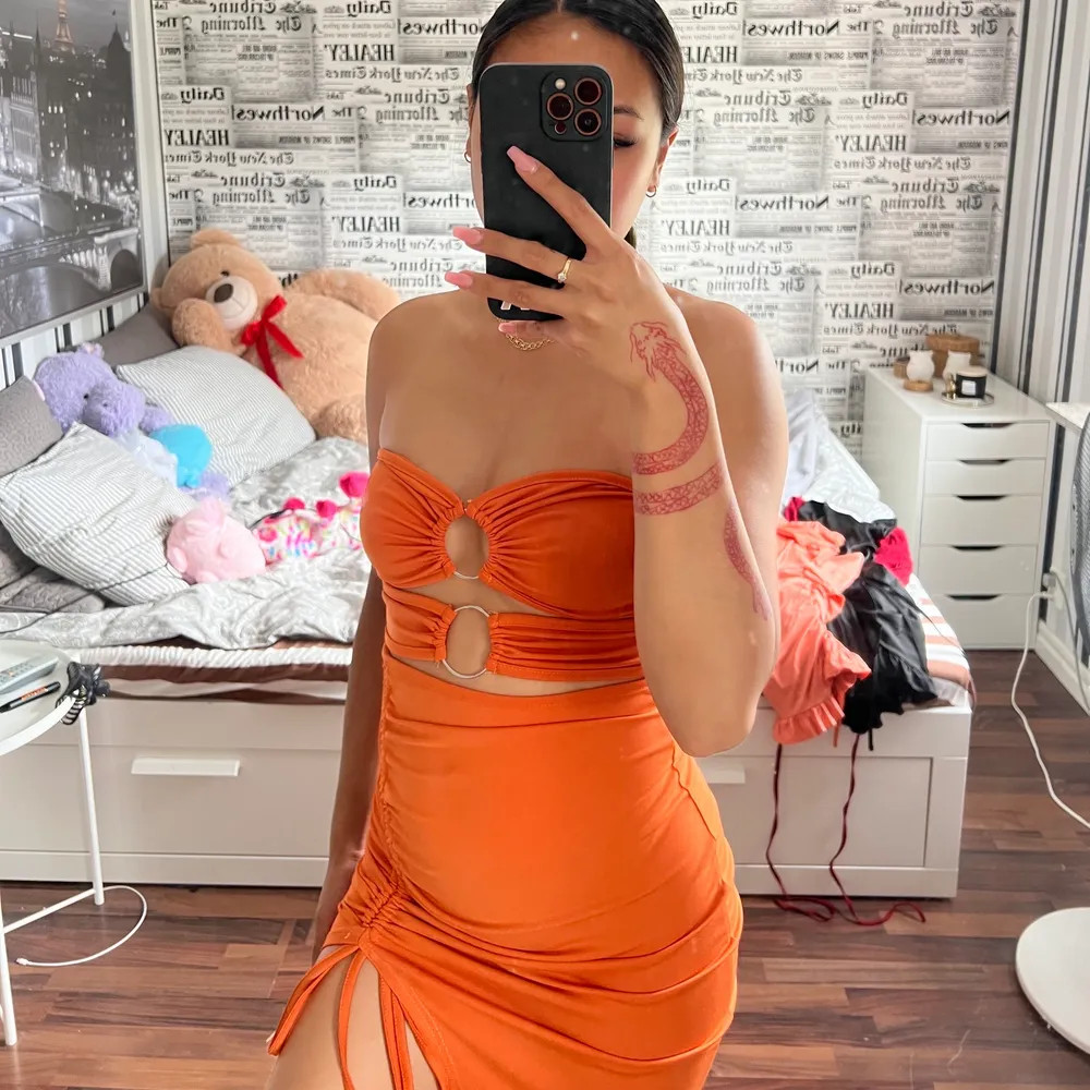 Super fin orange klänning! Kommer tyvärr inte till användning! . Klänningar.