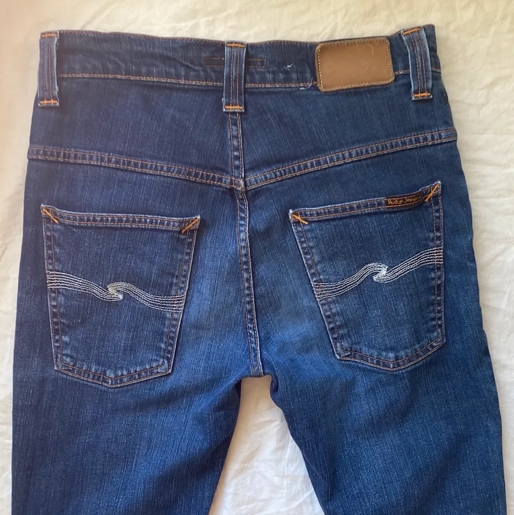 snygga midwaist nudie jeans, passar om man är runt 160-165 cm. skriv priv för mått. står för frakt. ⭐️. Jeans & Byxor.