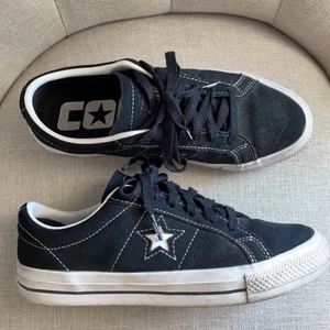 Converse skor - Superfina converse i strl 38,5. Köpte dom för några månader sen men har inte kommit till användning så mycket som jag ville. I toppskick men eftersom jag använt din lite så är sulan lite lortig, men kan fixa innan jag skickar iväg. ❤️ 450 kr plus frakt