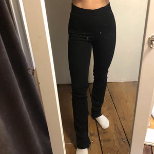 Tightsliknande byxor - Tar bara plats. Hör av dig om du har frågor, jag är 160👍 tryck inte på köp direkt. Slits längst ner med dragkedjor