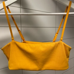 Bikini - En bikiniöverdel. Ribbat tyg. Som ny. 