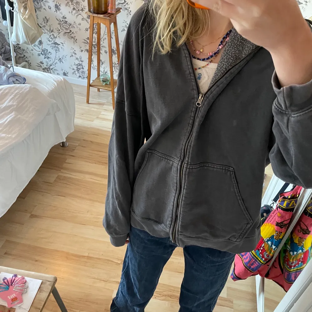 Superfin zipup hoodie från Pull and bear🥰köpt för ca ett år sedan i Palma. Storlek S men sitter oversized😍. Tröjor & Koftor.