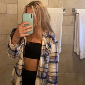 jacka rutig  - säljer denna jackan från gina tricot, köpt för 400, säljer för 180 + frakt. storlek xs 💓💞💕