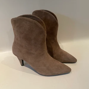 Sophie Schnoor ankel boots i mocka - Oanvända Sophie Schnoor ankel boots i mocka och färgen Taupe. Snygga till jeans, kjol och klänning. Nypris: 2,199 kr.