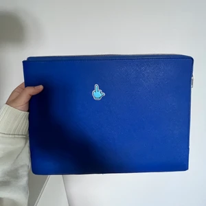 Datorfodral Holdit  - Datorfodral som passar MacBook Air 13 tum. Klistermärket går att ta bort utan märken efteråt