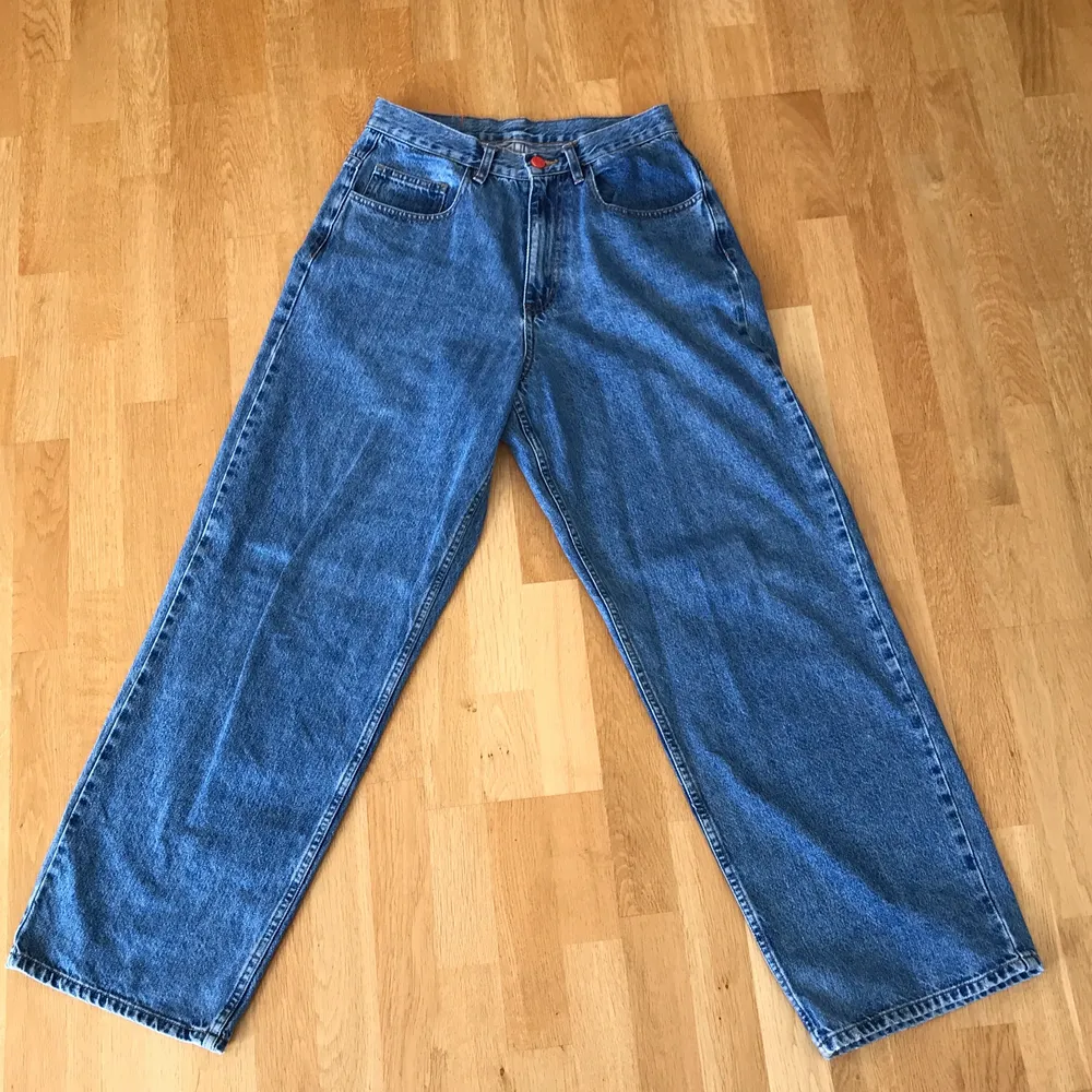 Blåa jeans från Bewider! Vida och sköna. Bra skick. Storlek 30/32. Mått: midja: 38 cm innerbenslängd: 76 cm benöppning: 25 cm. Jeans & Byxor.