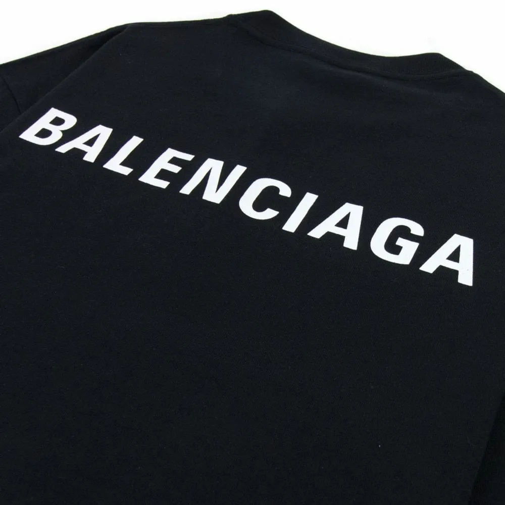 Säljer nu den absolut fetaste T-shirten av Balenciaga som jag haft hittills, sagt det förut men vi håller hög standard! Denna är en gaalen 1:1 och mer exakt än såhär kommer man inte, har använt den vid Max 2 tillfällen och är som ny! Va fräschast i sommar. T-shirts.