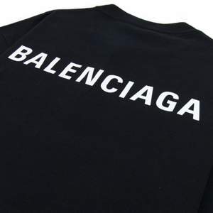 Säljer nu den absolut fetaste T-shirten av Balenciaga som jag haft hittills, sagt det förut men vi håller hög standard! Denna är en gaalen 1:1 och mer exakt än såhär kommer man inte, har använt den vid Max 2 tillfällen och är som ny! Va fräschast i sommar