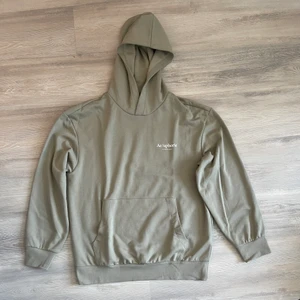 Olivgrön hoodie med franskt tryck - Cool ljusolivgrön hoodie med franskt tryck, mellantunn, passar perfekt för sommarkvällar