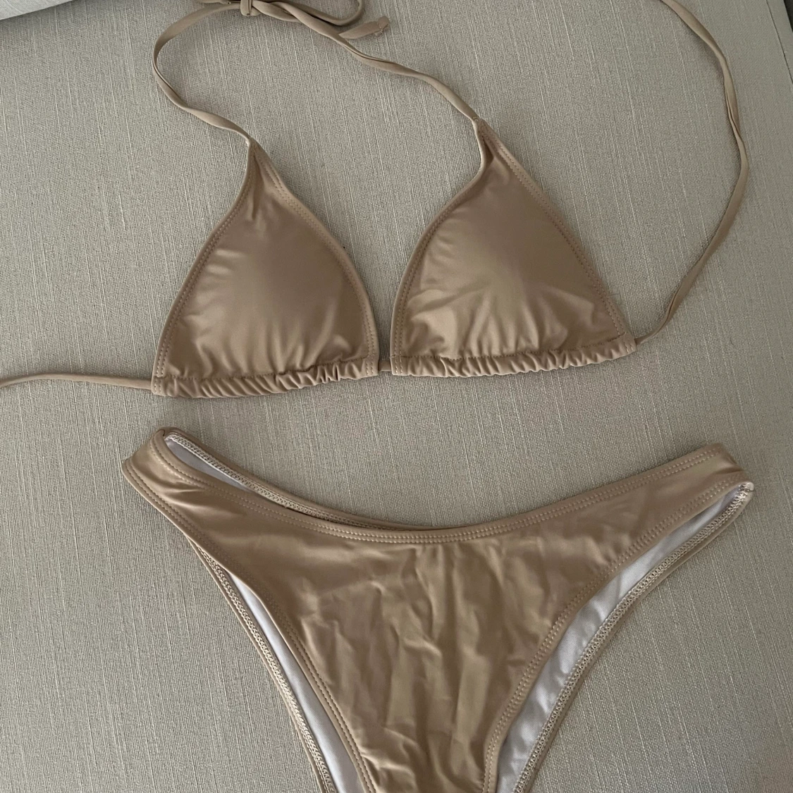 Beige bikini med strandkjol - 90