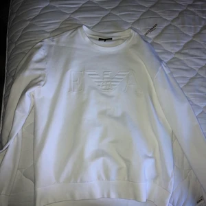 Armani - Säljer min armani sweatshirt som är i perfekt skick. Storlek M
