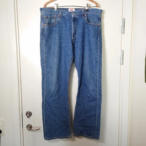 Levis 501 - Klassiska vintagejeans. Fint använt skick, men slitna vid bensluten, syns på sista bilden! Levis modell 501. Storleken är w36 l30