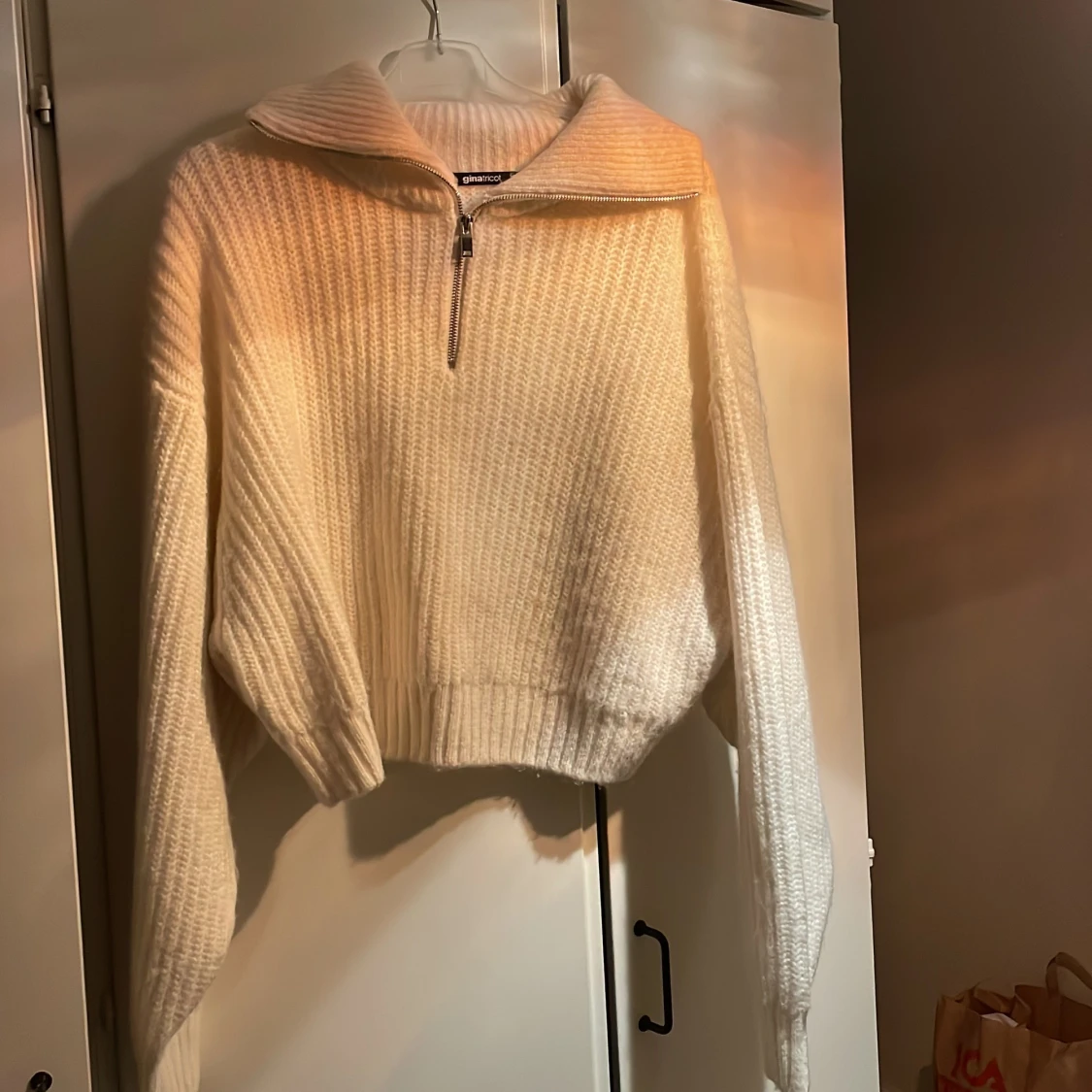 Stickad tröja med dragkedja