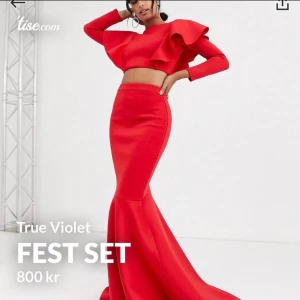 Hel ny fest klänning - Helt Ny! Aldrig använt set från True violet, storlek 10/38. Prislapparna är kvar!   Eftersom denna vara är Ny och kostar så mycket, vill jag helst mötas upp eller skicka varan med spårbart paket.  Vill du ha mera bilder, skriv till mig!