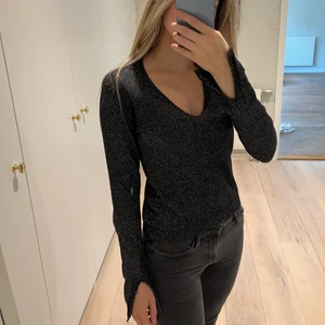 Rodebjer tröja - En superbekväm svart-glittrig tröja från Rodebjer i storlek xs!🖤
