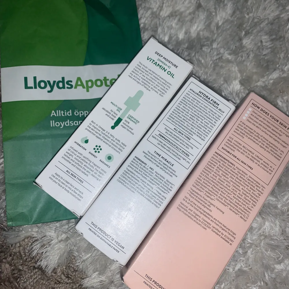 Säljer nu Madara deep moisture vitamin oil: 149kr (ordinare;350), Madara Hydra Firm 199kr (ordinare;415), Madara SOS Hydra Recharge Cream: 199kr (ordinarie;435). Helt nya och aldrig testade eller använda. Paketpris: 449kr (frakt ingår i paketpriset). Asusteet.