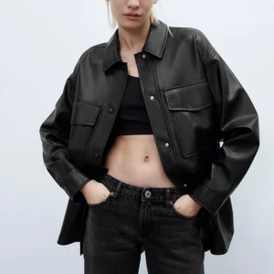 ZARA skinnjacka  - helt ny jacka i skinnimitation från Zara, köpte den en storlek för stor och lämnade inte tillbaka i tid. helt oanvänd, har endast provat den! 290 exklusive frakt :) 