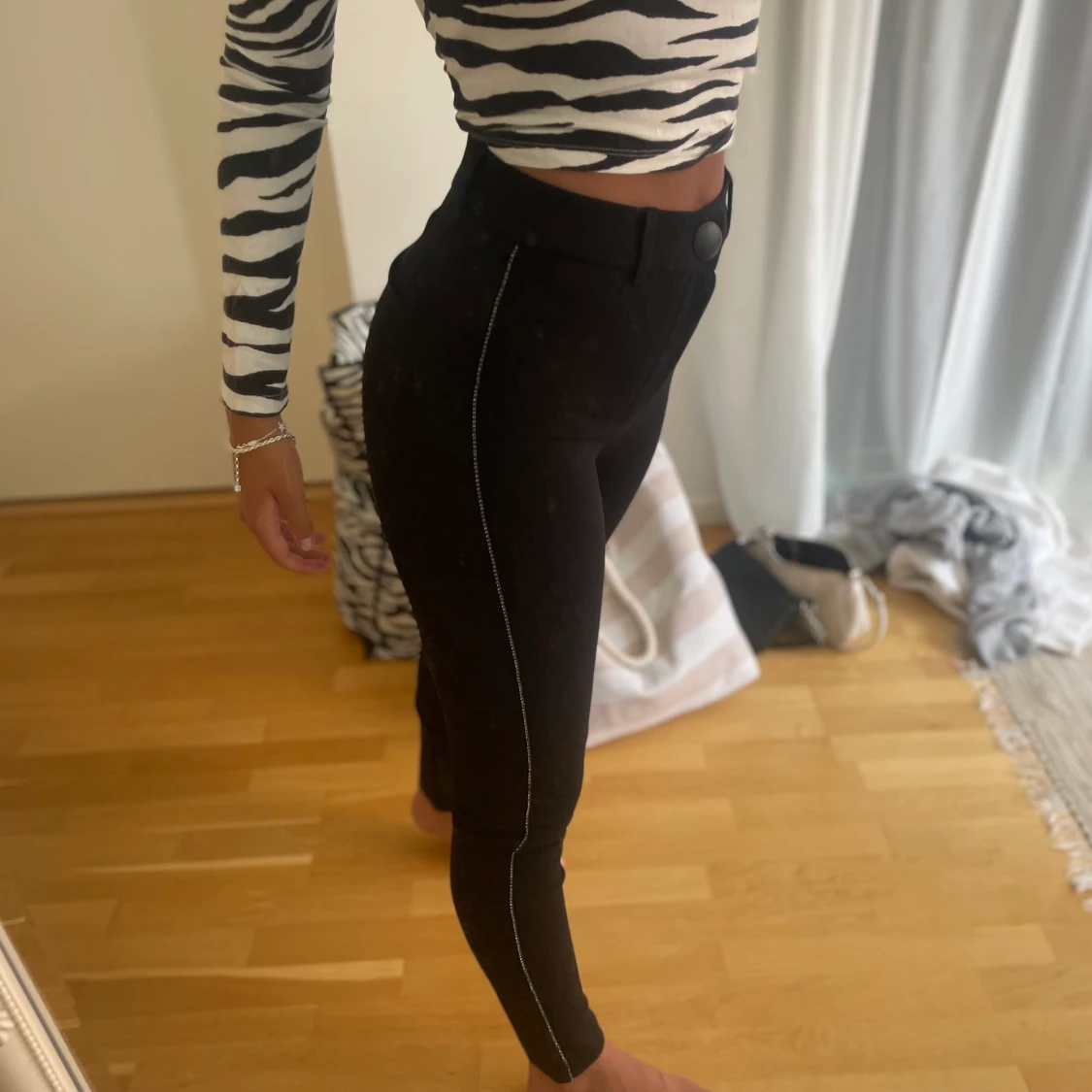 Svart Byxa från Zara med en silvrig detalj längs benet