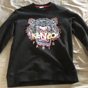 Kenzo tröja. Storlek S - Kenzo tröja i storlek S men passar även M. Har inte använt den mycket och den är i väldigt bra skick. Skick 8/10