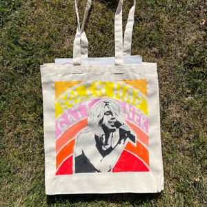 VERONICA MAGGIO - totebag - Totebag med egengjort tryck av Veronica Maggio. Måtten är ca 40x35. Trycket är gjort av tygfärg vilket ger möjlighet att tvätta väskan vid behov.