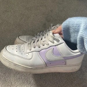 Nike air force 1 - Säljer nu mina jätte snygga Nike air force 1 skor. Dom är designade av: Elsacustoms. Hon använder sig av permanent och vattentålig läderfärg till skorna. Dom är använda och är även lite sönder i skorna(kom privat för bild). Skicket är okej, där av priset💕