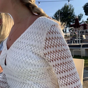 Virkad klänning - Jätte gullig virkad klänning. Är i storlek L men köpt i Italien så den är väldigt liten i storleken och passar nog en S/M bäst! Köp direkt för 550💕