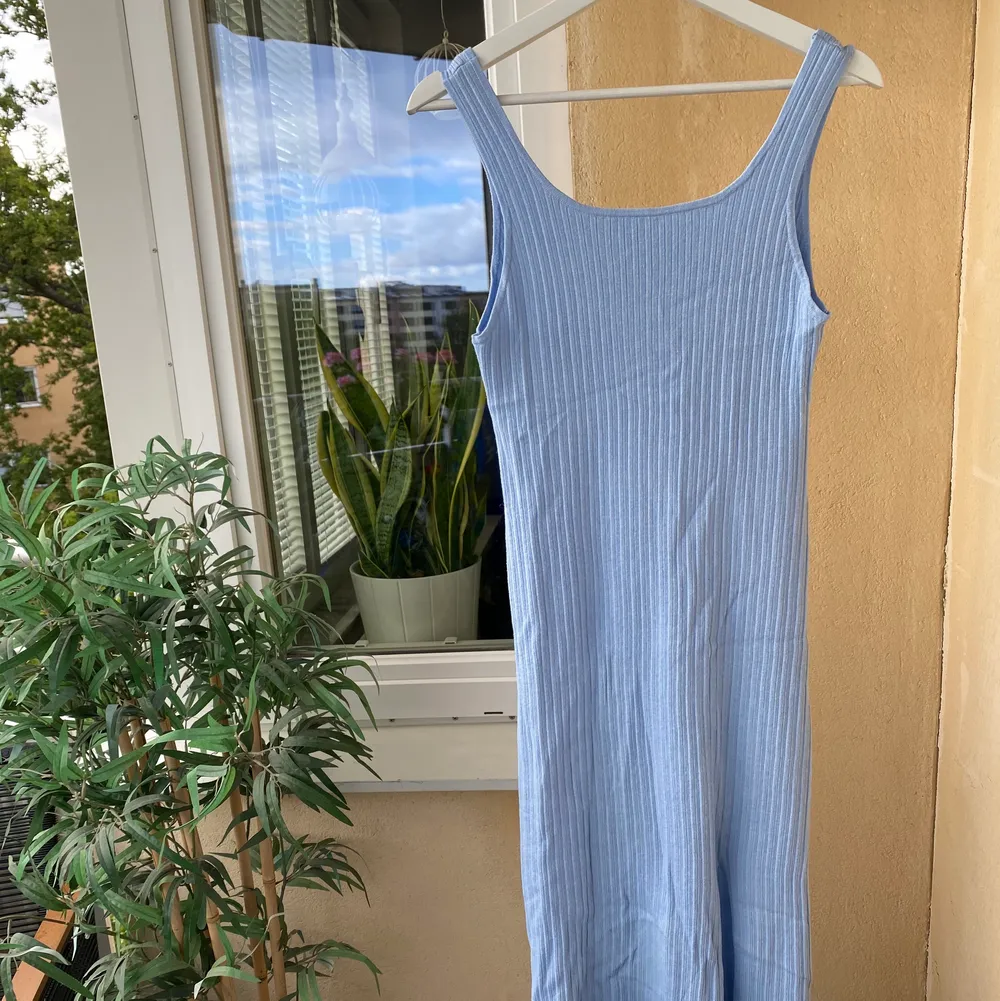 Lång babyblå stickad klänning med slits från hm! Kan hämtas i Telefonplan alternativt fraktas och då står köparen för frakt 🌸. Klänningar.