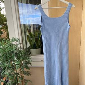 Lång babyblå stickad klänning med slits från hm! Kan hämtas i Telefonplan alternativt fraktas och då står köparen för frakt 🌸