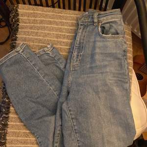 Säljer ett par blåa mom jeans från Gina tricot. 