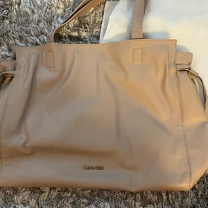Calvin Klein väska  - Säljer min väska från Calvin Klein köpt för 800 kr i Finland. Då jag köpte väskan kostade den 1199 kr. Priset kan diskuteras🦋