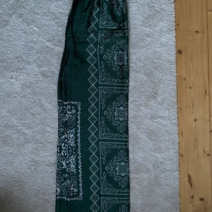 Zara byxor st.S/M - Fina byxor från Zara i ett skönt material. Använda några gånger men i fint skick. 