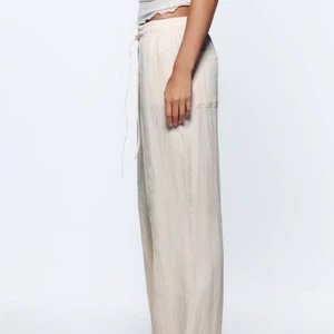 Linnebyxor  - Super fina linnebyxor från zara säljer i storlek XS och storlek S. De är slutsålda❤️ Nypris 400kr. Helt oanvända