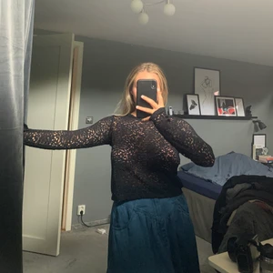 Fin och bekväm topp - Får tyvärr inte användning för den, men den är i finskick! Går till byxlinjen, något croppad, och har väldigt fint mönster. Funkar till fest eller till vardags. Tagit bort eventuella lappar då de syntes, men de passar mig som en S + den är stretchig.