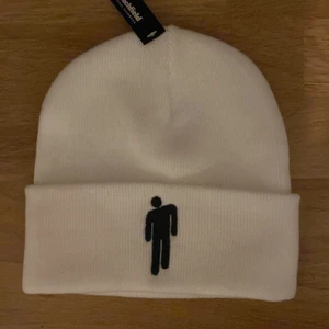 Billie Eilish merch - Mössan är i nyskick och aldrig använd en .  Köpte den 2019-2020 så vet inte vart/om man kan köpa den nu. ❤️ säljer den för att den inte är min stil längre 