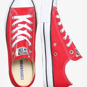 Röda converse - Säljer mina röda converse som  använda typ 5 ggr Max och är i väldigt bra skick!
