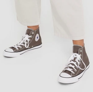 Bruna Converse - Använda ett fåtal gånger och är i nyskick, pm för fler bilder. Pris kan diskuteras ✨