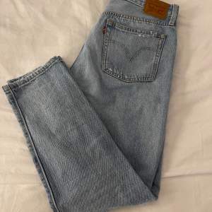 Blåa jeans från Levis. Aldrig använda. Storlek w31 l28