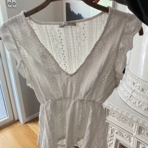 Vit topp  - Topp/tröja från pull and bear. Stl XS💕 skulle säga att den passar S också.