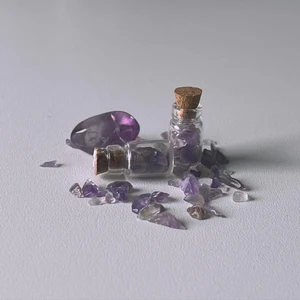 Mini Wishbottle  - Mini Wishbottle med Kristallchips i ametist citrin & rosenkvarts. En trumlad Sten i samma sort ingår