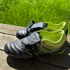 Adidas forbollsskor - Ett par fotbollsskor i väldigt bra skick nästan aldrig använda är i storlek 40 men dom är som 37-38 shah säljer dom pågrund av att dom inte används