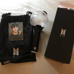 Säljer min officiella armybomb version 3, den är använd få gånger och funkar perfekt att connecta i appen. ALLA PHOTOCARDS ÄR SÅLDA OCH INGÅR INTE LÄNGRE! Lådan är lite sliten och har lite repor. Skriv för fler bilder!❣️