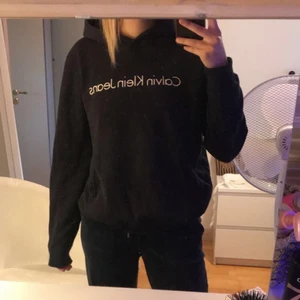 Calvin Klein hoodie  - Jätte fin Calvin Klein hoodie i storlek M men passar Mig som har st XS/S. Använd ett par gånger, men fortfarande i nyskick! 