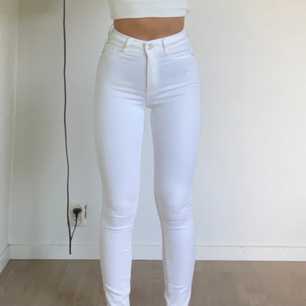 Vita jeans från ginatricot, passar på mig som är 155cm🤍köparen står för frakten på 66kr🤍. Jeans & Byxor.