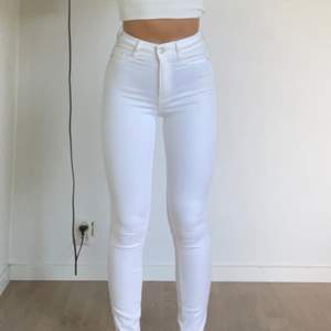 Vita jeans från ginatricot, passar på mig som är 155cm🤍köparen står för frakten på 66kr🤍