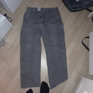 Carhartt - Sista bilden är det exakta paret. Mina två första blev så dåliga i ljuset. Ser ut ungefär som när jag köpte dom, används inte överdrivet mycket. Storlek 32x32 edit; tog lite bättre bilder.