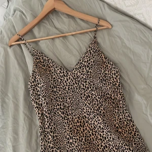 Klänning - En superfin, tunn klänning ifrån H&M som formar sig väldigt snyggt på kroppen. Ny skick! Finns ej kvar på hemsidan då den är köpt för 2 år sedan 🐆🖤